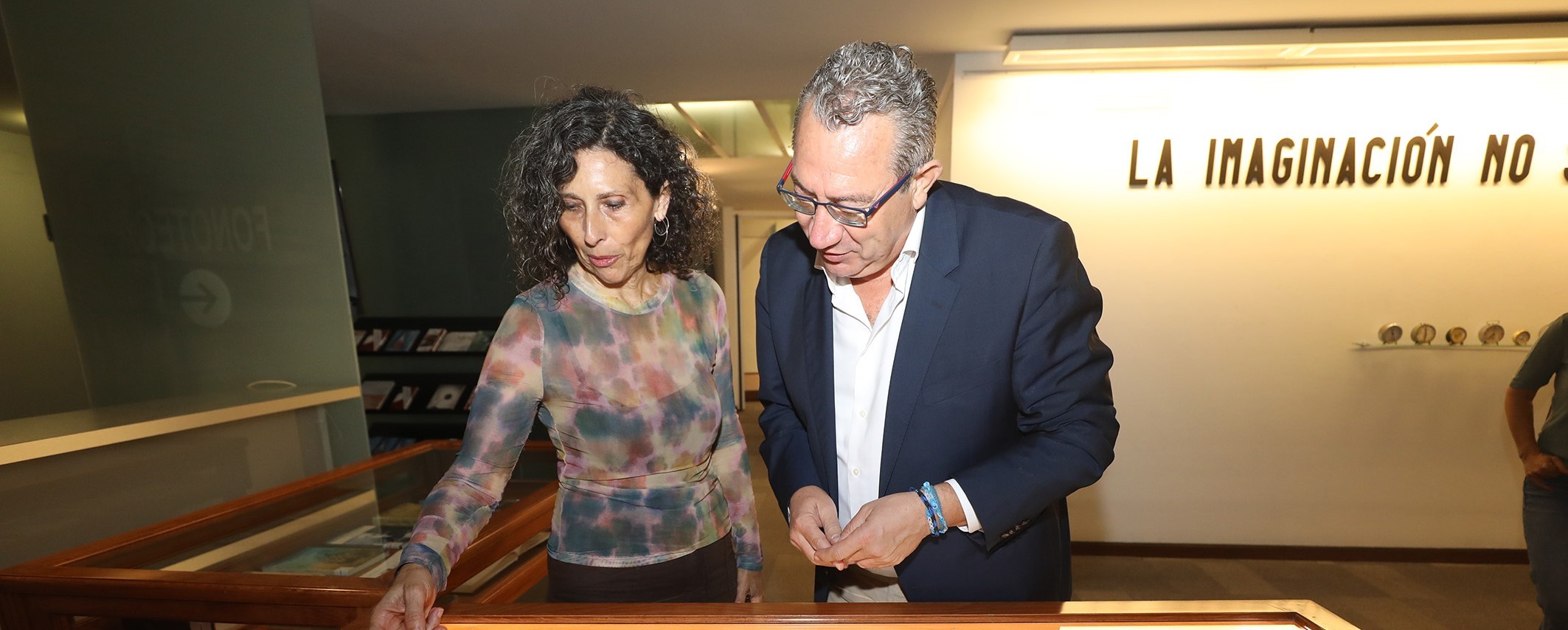 100625 vitrina Rafael Altamira 02