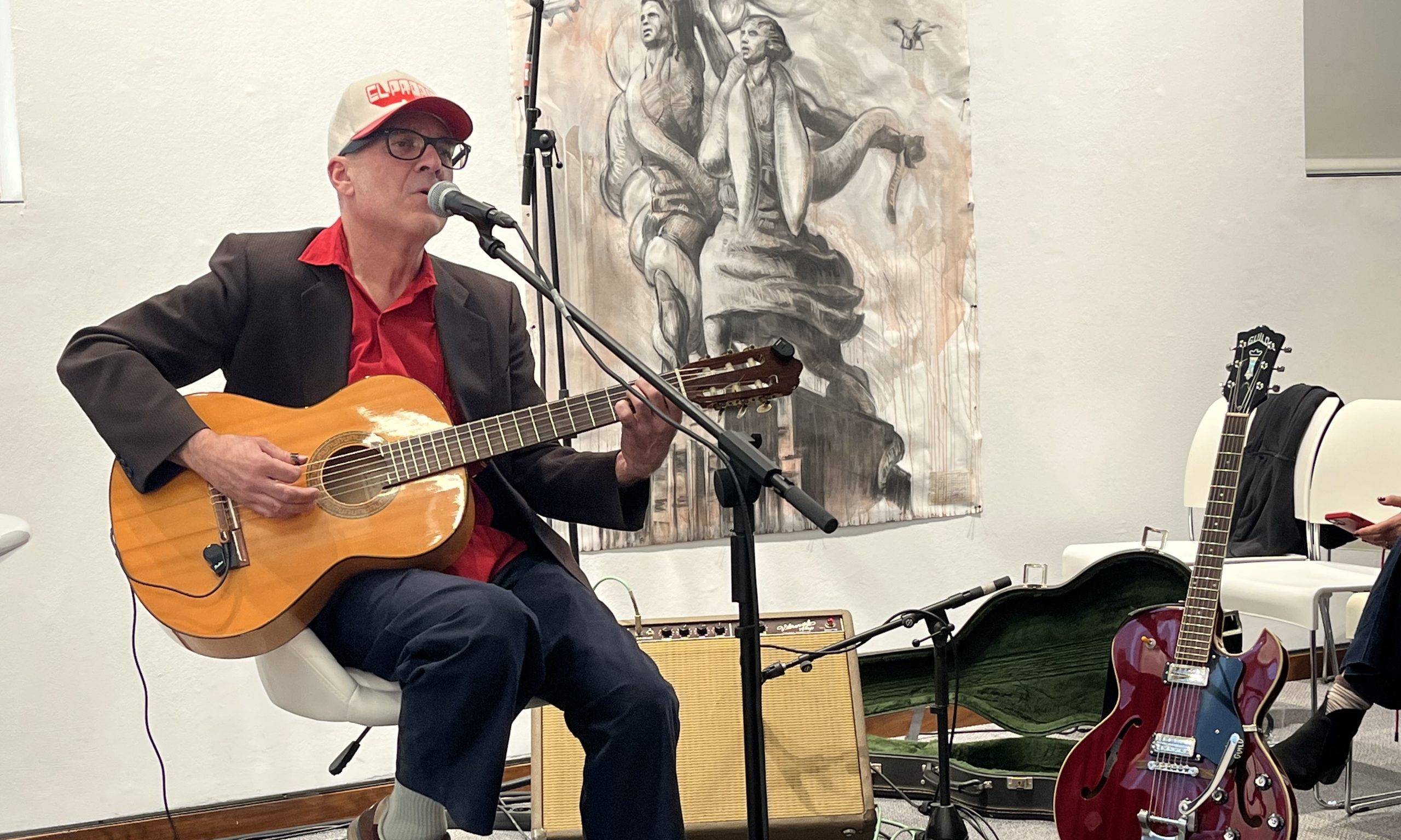 Víctor Coyote contó y cantó en el Instituto Gil-Albert