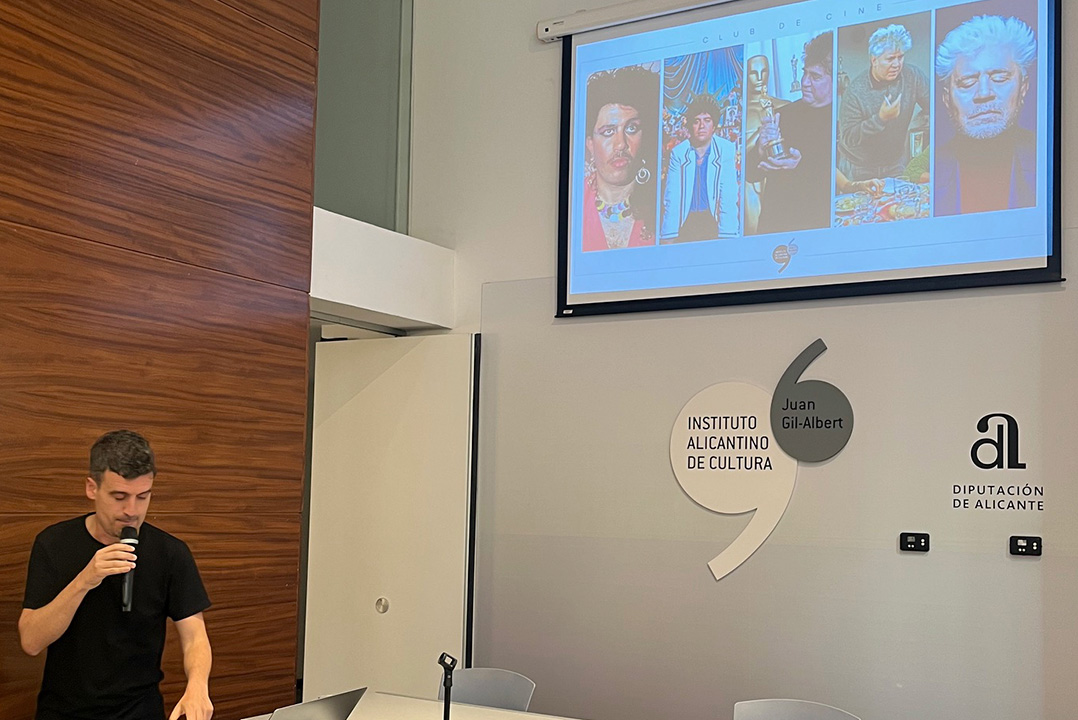 Almodóvar manda un saludo al Club de Cine de Casa Bardin